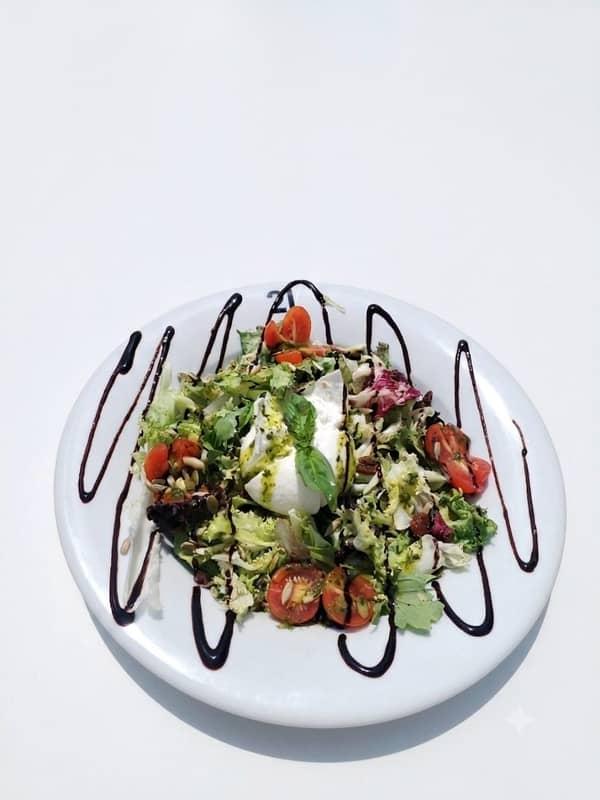 Fresca Burrata con Albahaca Cherrys y Rucula en Matahambre Grill , Alcossebre