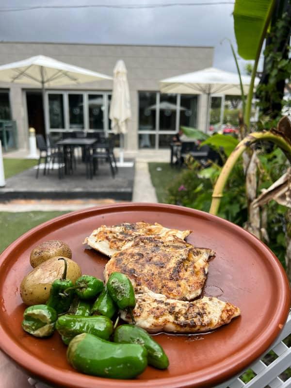 Pechuga de Pollo Mariposa con Patatas a la Brasa en Matahambre Grill , Alcossebre